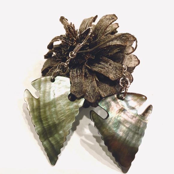 Arrowhead Narrow Shell Earrings - Picture 1 of 6